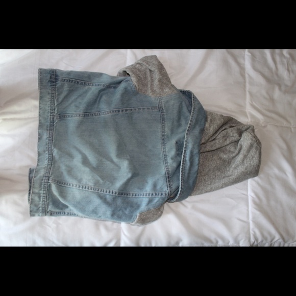 Light blue jeans jacket with grey frabric sleeves - Picture 2 of 2